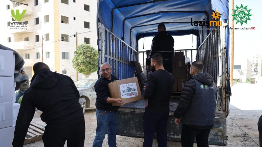 Paket dari Muhammadiyah dibagikan pada warga Palestina. (ist)