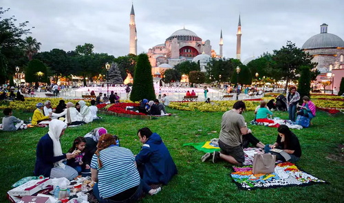 Pelataran Masjid Hagia Sophia di Istanbul, Turki, menjadi salah satu lokasi favorit warga untuk berbuka puasa bersama selama Ramadan.(Foto: SBS)