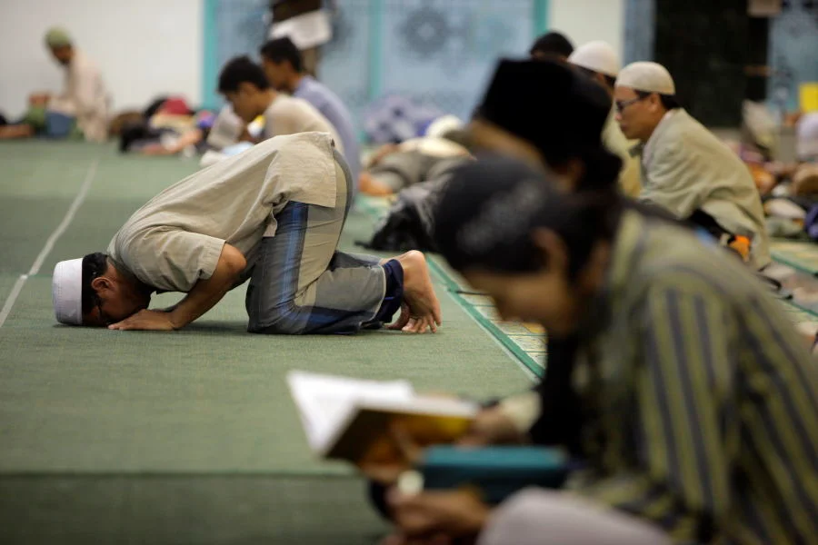Tafsir Sosial QS Al-Baqarah 187: Rahasia Puasa, Keluarga, dan Iktikaf dalam Membentuk Manusia Bertakwa