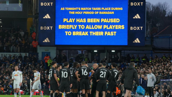 Laga Leeds United melawan Manchester City dalam laga lanjutan Liga Inggris 2025/2026, Sabtu (28/02/2026) diwarnai dengan memberikan jeda buka puasa. (AP Photo)