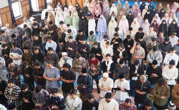 WNI di Jepang sedang melaksanakan salat Idulfitri. (ist)