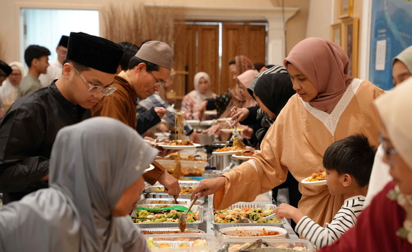 Buka bersama dengan makanakan khas Indonesia mengobati rasa rindu WNI di Ottawa, Kanada. (kbri)