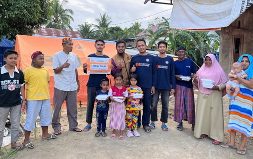 Pelaksana Lazismu sedang berbagi takjil bersama warga terdampak banjir. (ist)