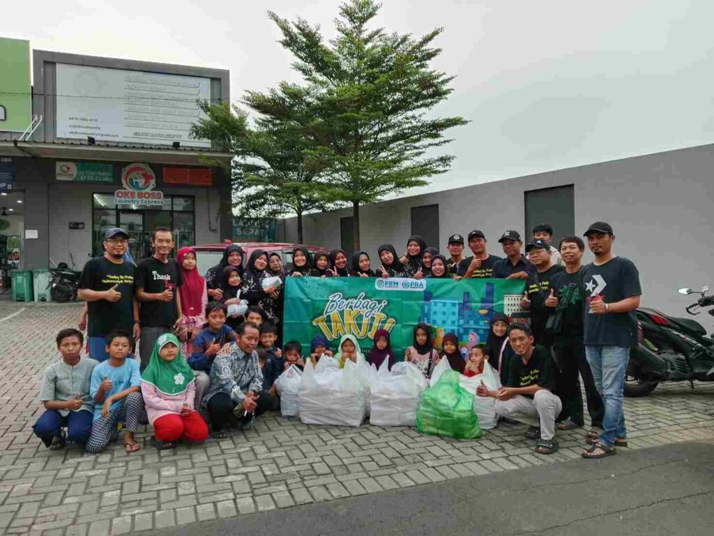 Muhammadiyah–Aisyiyah Masangan Wetan Tebar 150 Takjil di Depan SMPN 2 Gedangan Disambut Antusiasme Warga