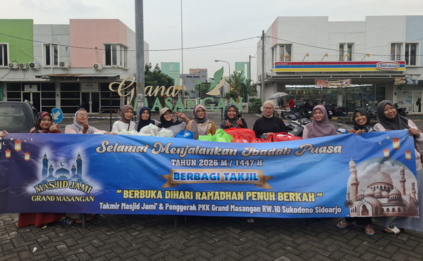 Warga Grand Masangan usai pembagian takjil di Masangan Wetan. (ist)