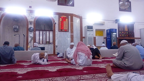 Para jemaah berlama-lama di masjid Dzun Nurain untuk memperbanyak ibadah. (slamet)
