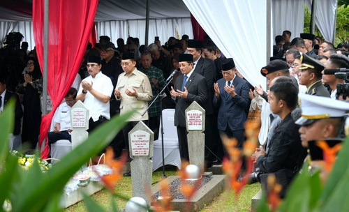 Menag Nasaruddin Umar saat memimpin doa dalam prosesi pemakaman almarhum Try Sutrisno. (ist)