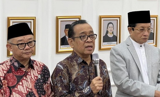Menteri Koordinator Bidang Pembangunan Manusia dan Kebudayaan (Menko PMK) Pratikno (tengah) didampingi Abdul Mu'ti (kiri) dan Nasaruddin Umar. (ist)