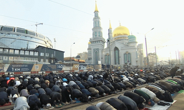 Umat muslim Rusia saat melaksanakan salat Idulfitri. (ist)