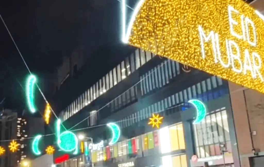 Gemerlap lampu simbol Idulfitri di tengah kota New York. (ist)