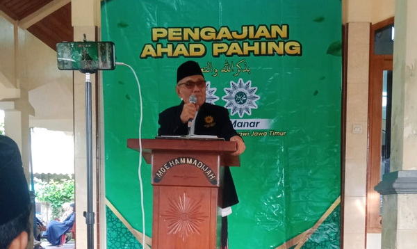 Kyai Yoyon Mudjiono, memberikan tausiah Ahad PahingMu Masjid Almanar pada Podium “Jati Tuwo” Moehamadijah.