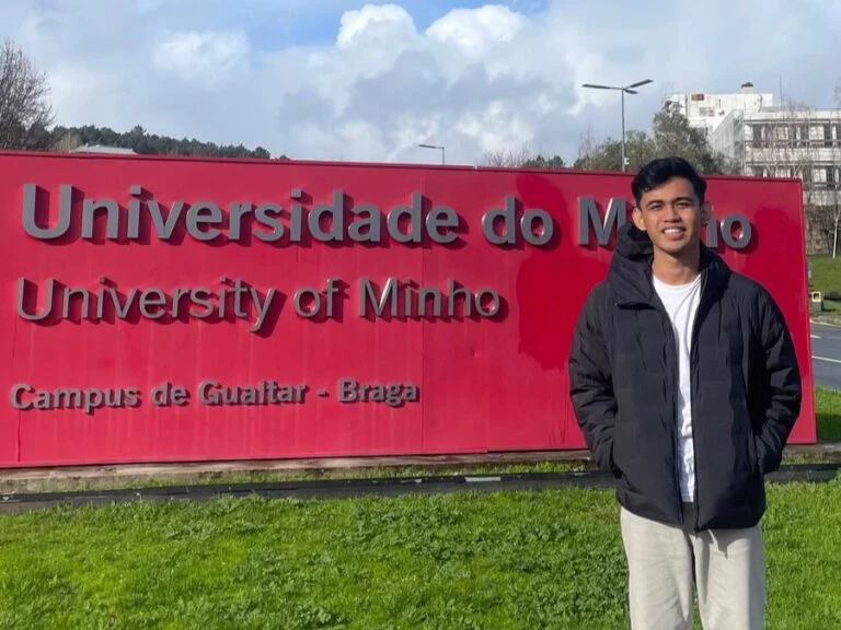 Zair berada di depan Universitas Minho, kota Braga, Portugal. (ist)