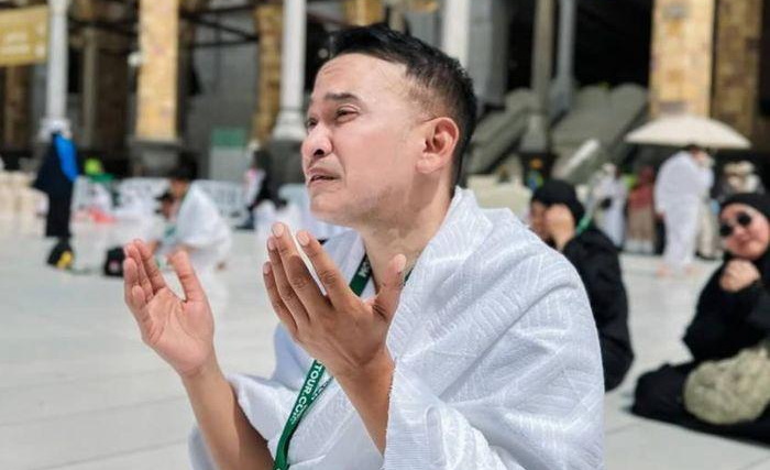 Ruben Onsu menangis di depan Kakbah. (ist)