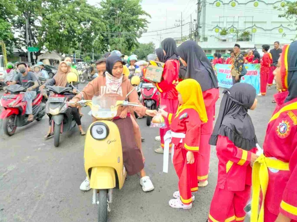 Tapak Suci Cabang 128 Sambikerep Surabaya Gelar Takjil on The Road