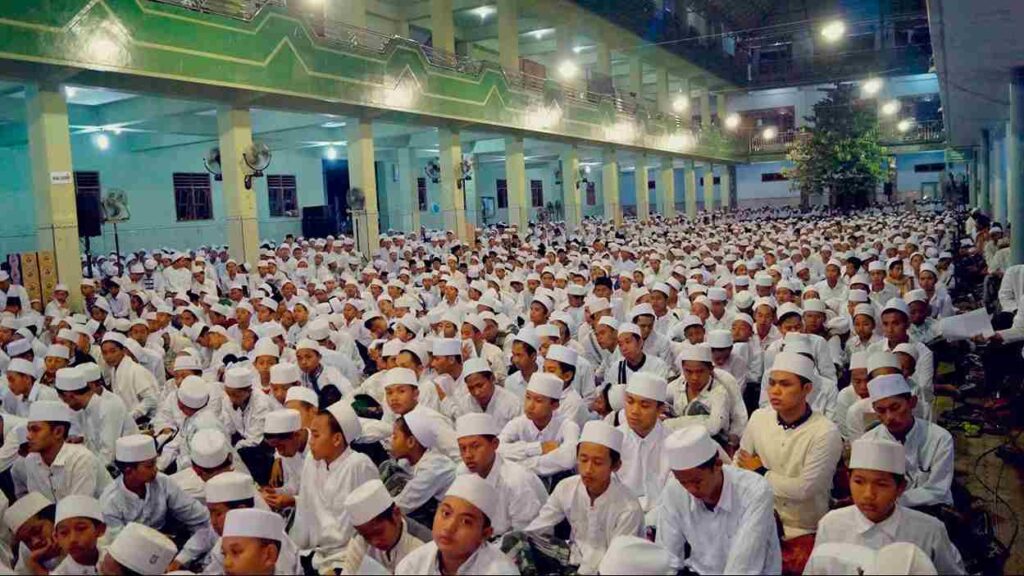 Ribuan santri sedang ngaji di ponpes Al Falah Ploso Kediri. (ist)