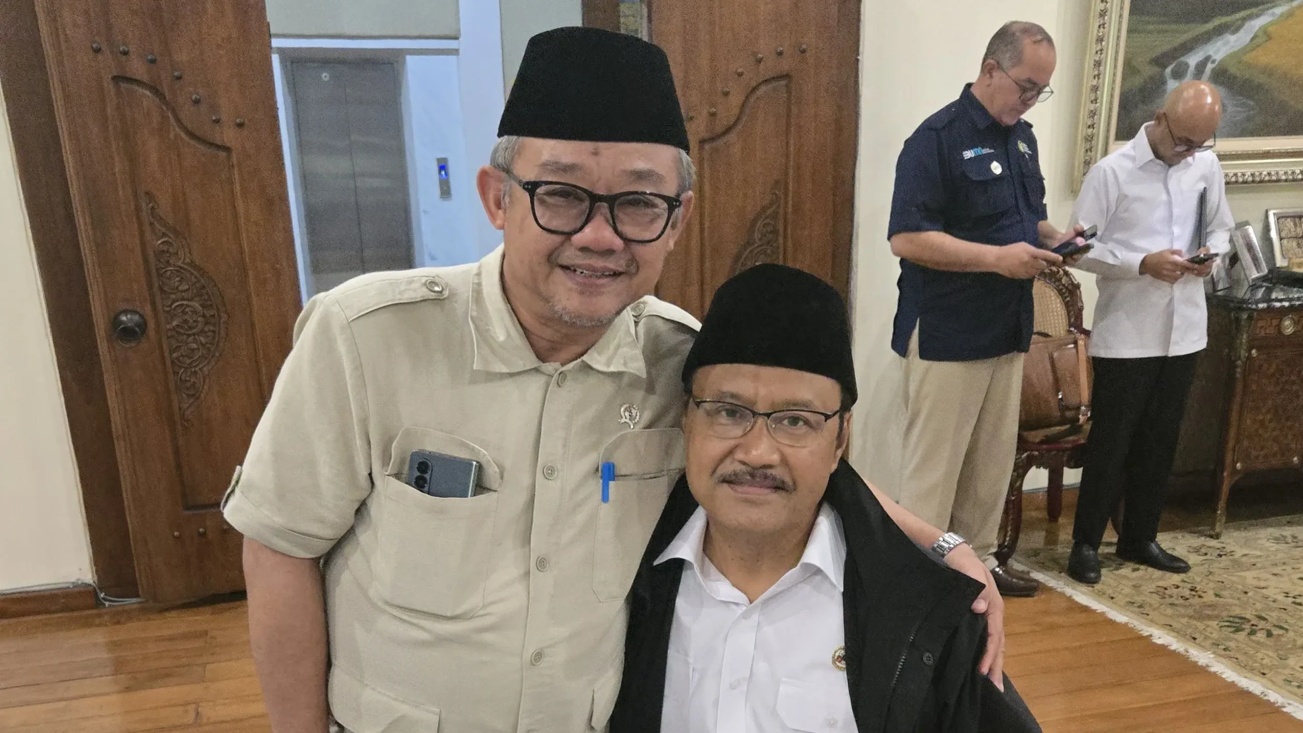 Sekjen PBNU Gus Ipul (duduk) dan Sekretaris Umum Muhammadiyah Abdul Mu'ti. (ist)