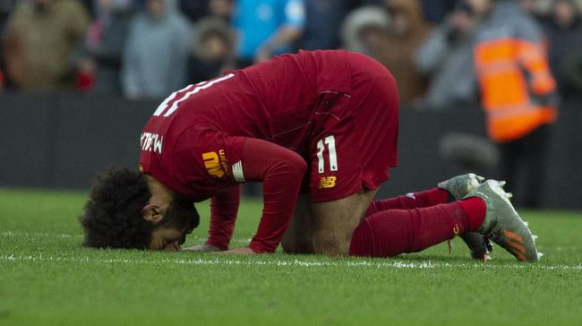 Moh Salah bersujud usai mencetak gol untuk Liverpool. Sujud megabintang inilah sangat fenomenal di Inggris, sebagai identitas Muslim. (ist)