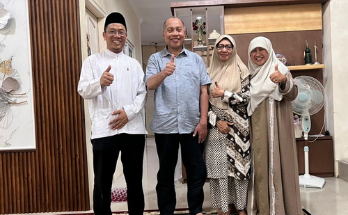 Foto (dari kiri ke kanan): Munahar, M.Pd., Prof. Dr. dr. H. Sukadiono, M.M., Deputi 2 Kemenko PMK RI/Ketua PWM Jatim, Ibu Dra. Hj. Hindajati, M.Pd., istri Prof. Sukadiono, dan Kocik Ishaq, S.Pd. istri Munahar. (ist)