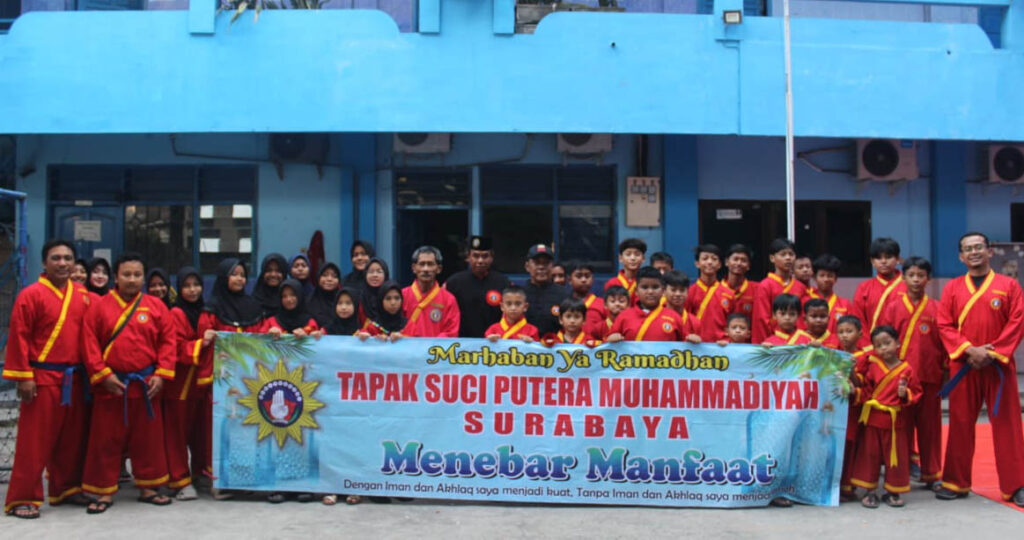 Menebar Manfaat Ramadan, PIMDA 06 Tapak Suci Surabaya Bagikan 300 Paket Takjil