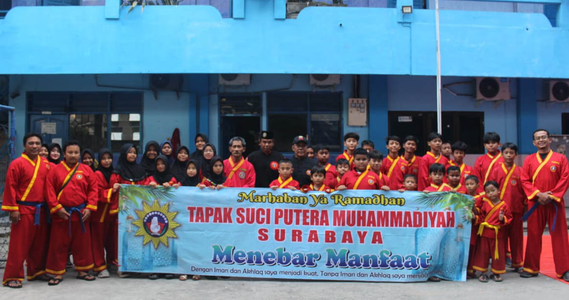 Menebar Manfaat Ramadan, PIMDA 06 Tapak Suci Surabaya Bagikan 300 Paket Takjil