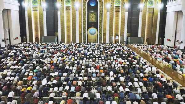 Salat tarawih di Masjid Al Akbar Surabaya.