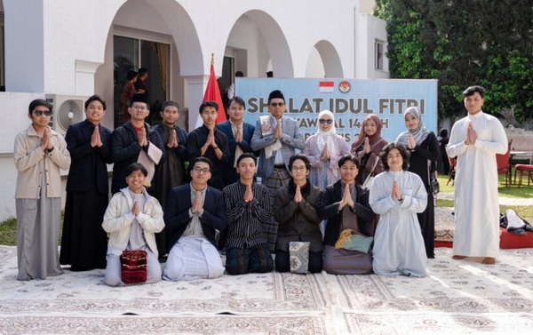 Warga diaspora Indonesia usai salat Idulfitri di KBRI di Tunisia. (ist)