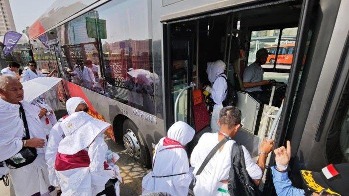 Ilustrasi: rombongan jemaah umrah asal Indonesia sedang menaiki bus dari Mekah ke Madinah.