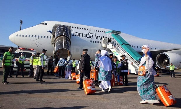 Jemaah Umrah Indonesia memasuki pesawat ke Arab Saudi. (is)