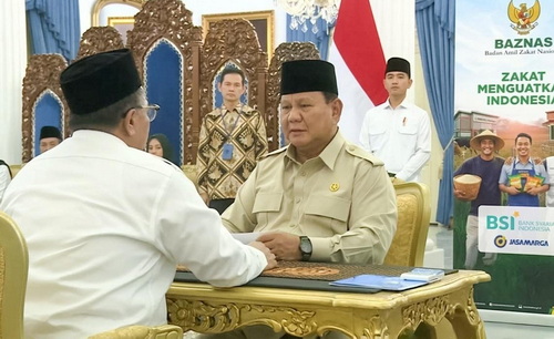 Presiden Prabowo saat membayarkan zakat di istana negara. (setpres)