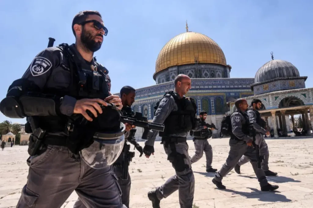 Militer Israel berjaga di kompleks Masjid Al Aqsa. (mee)