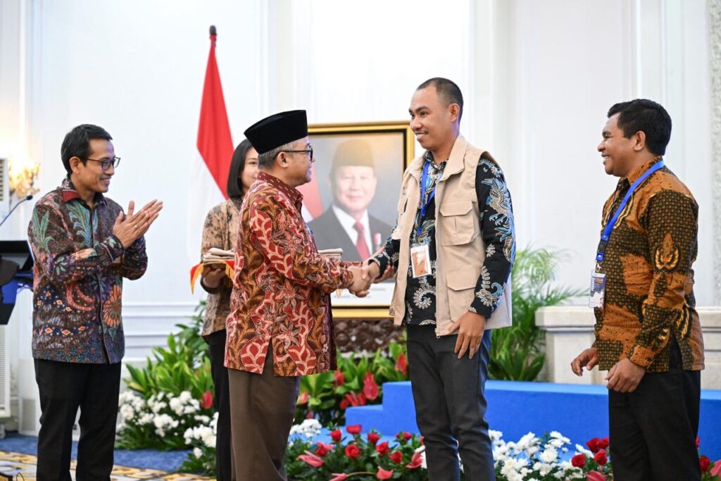 Para alumni LPDP saat pelepasan dan penempatan di daerah 3T. (ist)