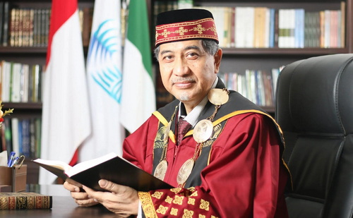 Prof. Dr. K.H. Hamid Fahmy Zarkasyi, M.A.Ed., M.Phil., Guru Besar Filsafat Islam Universitas Darussalam Gontor.