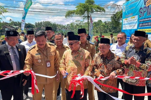 Abdul Mu'ti saat meresmikan SMA Saintek Ahmad Dahlan Salatiga. (ist)