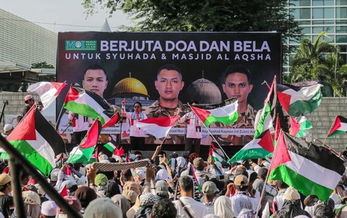 Massa melakukan aksi keprihatinan atas gugurnya 3 prajurit TNI di Lebanon di kompleks Monas Jakarta. (ist)