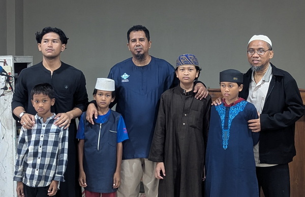 Empat santri bersaudara, yatim yang diasuh oleh Ma’had El Fataa. (pa)