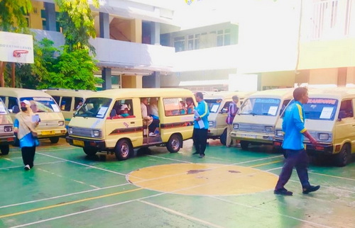 Belasan Angkot disiapkan membawa petualangan siswa SD Muhammadiyah 6 Surabaya. (ist)
