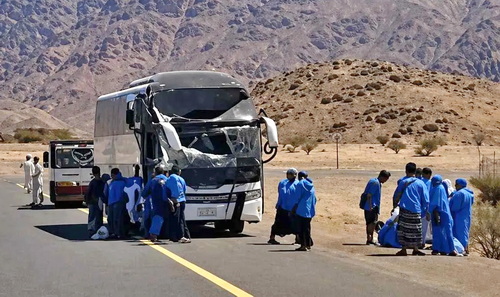 Bus jemaah haji indonesia yang mengalami kecelakaan. (ist)