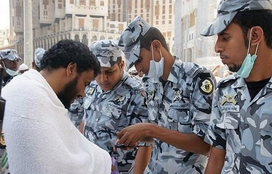 Petugas keamanan masjidl haram melakukan razia dokumen haji. (ist)