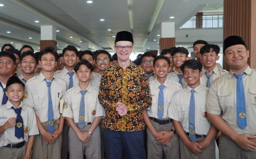 Duta Besar Britania Raya untuk Indonesia dan Timor Leste, Dominic Jermey, saat mengunjungi Madrasah Mu’allimin Muhammadiyah Yogyakarta. (ist)
