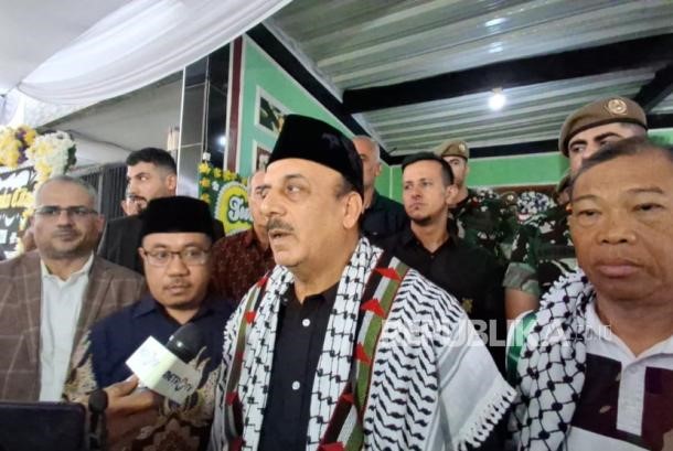 Duta Besar Palestina untuk Indonesia Abdulfattah Al Sattari bertakziah ke rumah duka almarhum Kapten Inf Zulmi Aditya Iskandar di Kota Cimahi. (republika)