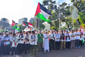 Massa melakukan salat gaib di depan Kedubes AS di Jakarta. (ist)