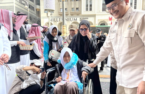 Jemaah haji indonesia lanjut usia dibantu kursi roda memasuki hotel di Madinah. (ist)
