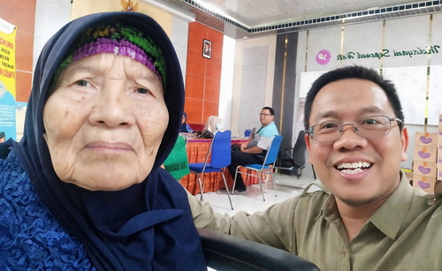 Ibu Sadiyem bersama putranya Ustaz Munahar. (ist)