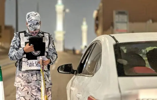 Polisi keamanan publik melakukan razia setiap orang yang memasuki Mekkah. (ist)