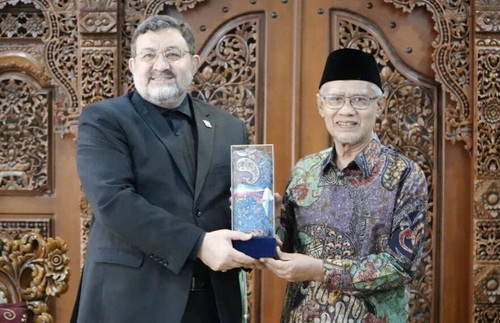 Dubes Iran untuk Indonesia, Mohammad Boroujerdi (kiri) bersama Ketua Umum PP Muhammadiyah, Haedar Nashir. (ist)