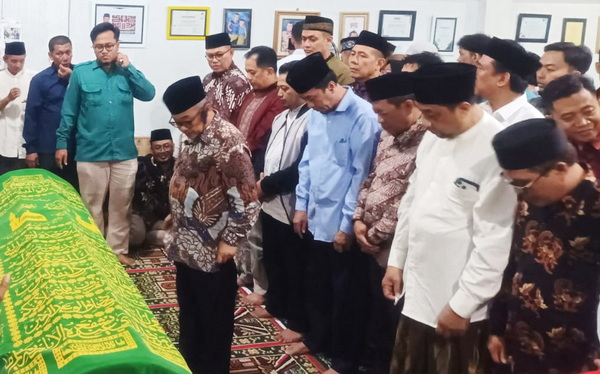 Abdul Mu'ti saat memimpin salat jenazah almarhum Mirdasy. (nun)