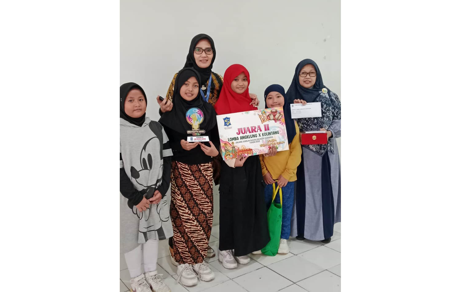 The Sixers Ethnic Symphony SD Musix Raih Juara 2 Lomba Angklung Kolintang Se-Kota Surabaya