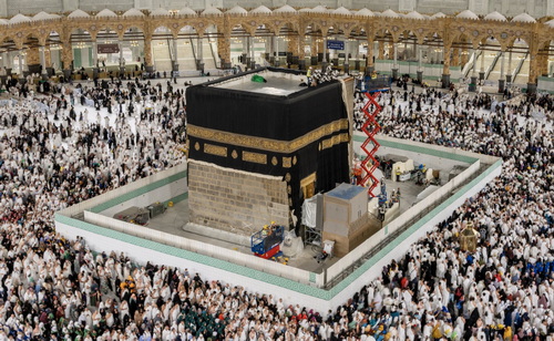 Perawatan berkala Kakbah di Masjidil Haram, Makkah, Arab Saudi, kembali dilakukan, menampilkan sisi langka bangunan suci tanpa penutup kiswah. (ist)