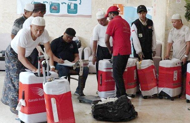 Petugas bandara akan memeriksa koper jemaah haji yang ditengai membawa barang yang tidak sesuai ketentuan. (ist)