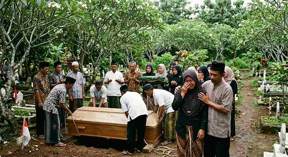 Saat Tanah Menjadi Selimut Terakhir